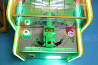 기계 좀비 아케이드 게임을 촬영하는 동전 작동식의 아이들 공
